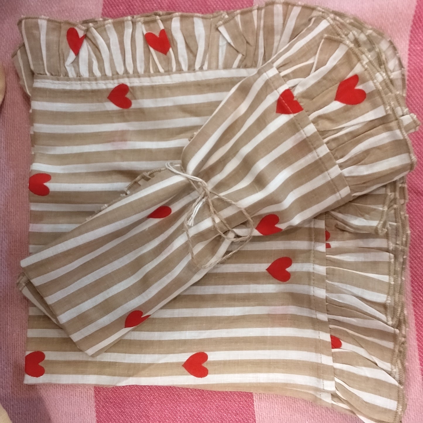 Beige / white napkins with heart design (pair)